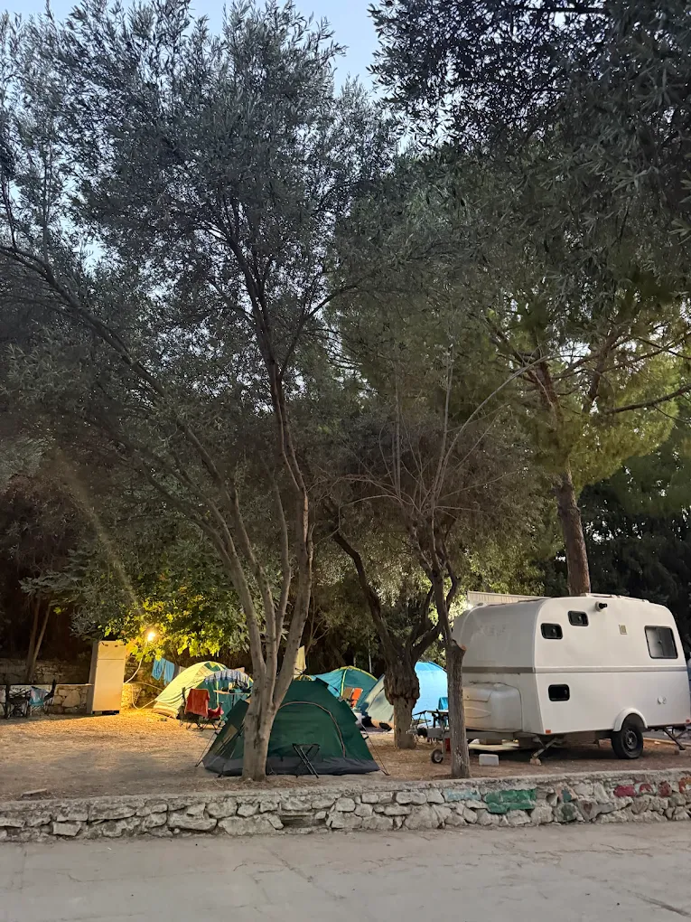 Kuşadası Marina Camping kamp alanı — plaja yürüme mesafesinde